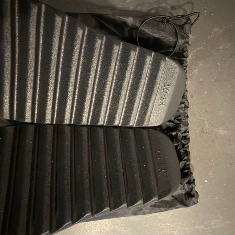 YEEZY YS01 size 10 - Picture 3 of 3